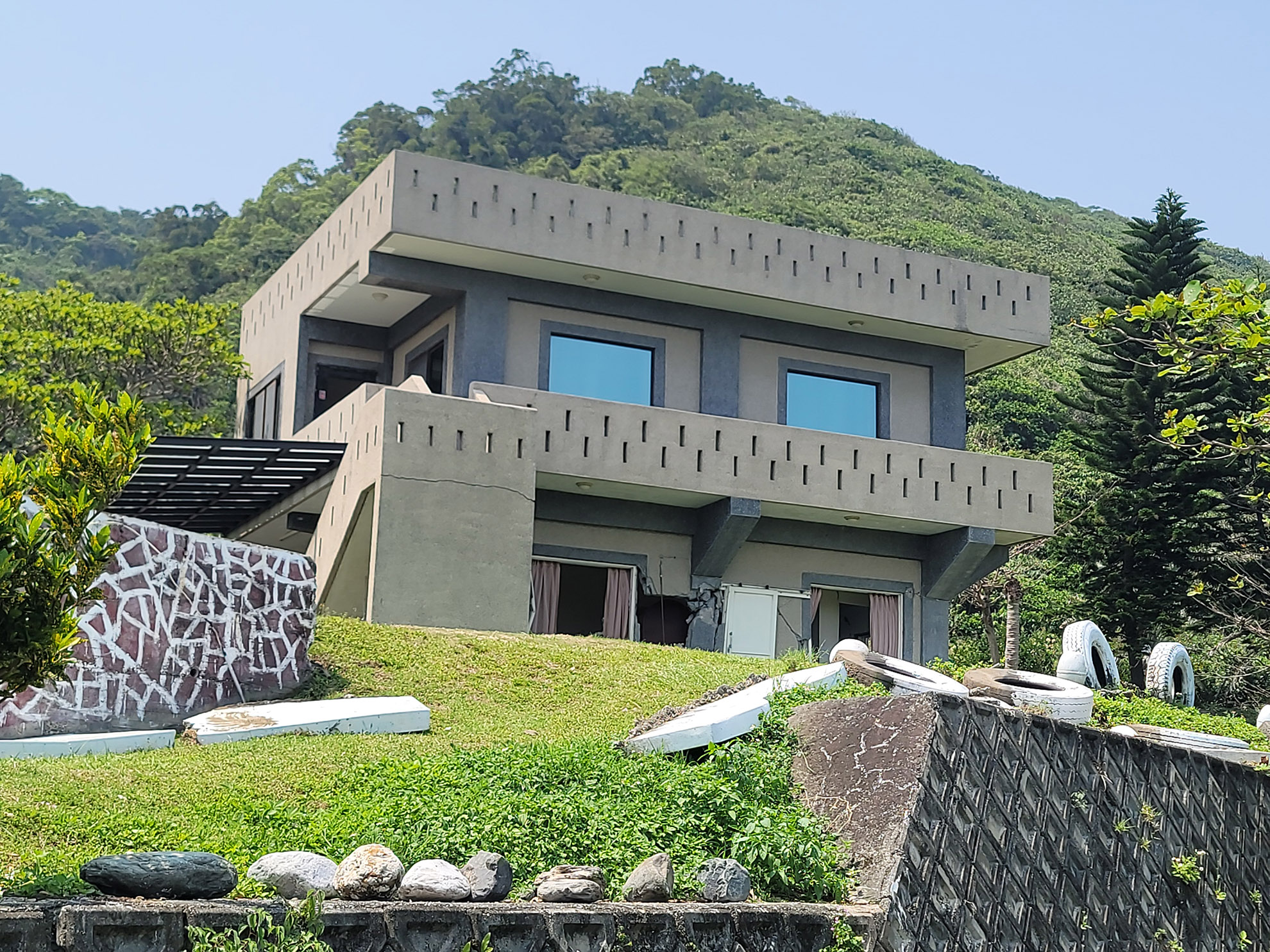 Cette maison n'a pas résisté à la réplique du 23 Avril: elle s'est renversé côté façade principale; lors de notre visite en juin, elle avait été démolie. Piliers du rez-de-chaussée endommagés, renversement hors-plan du mur de soutien de l'escalier extérieur